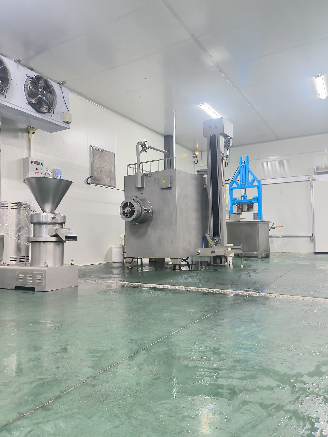 Preparation and emulsion at Aumeats Jinqiu Wet Food Production Base