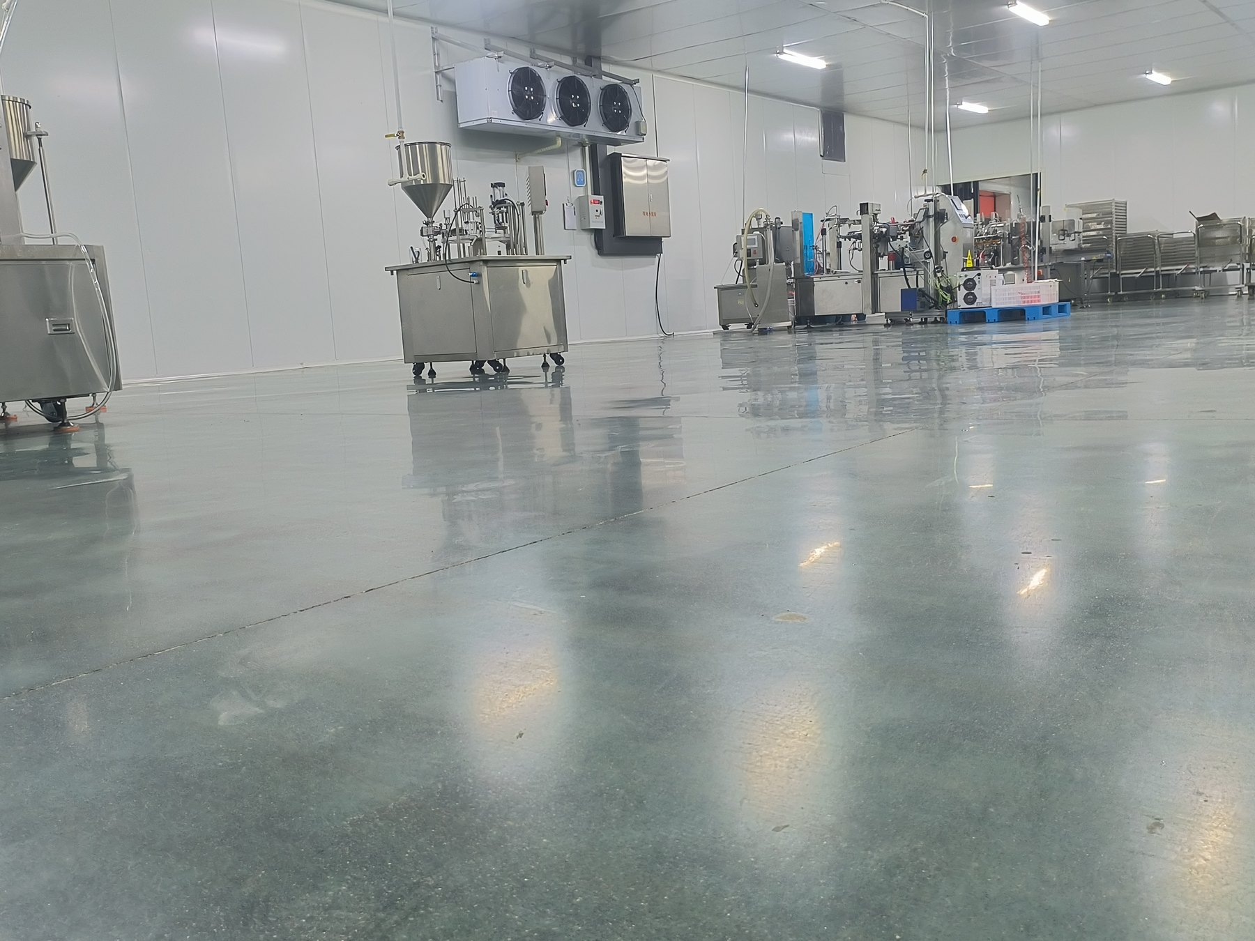 Filling and sealing at Aumeats Jinqiu Wet Food Production Base