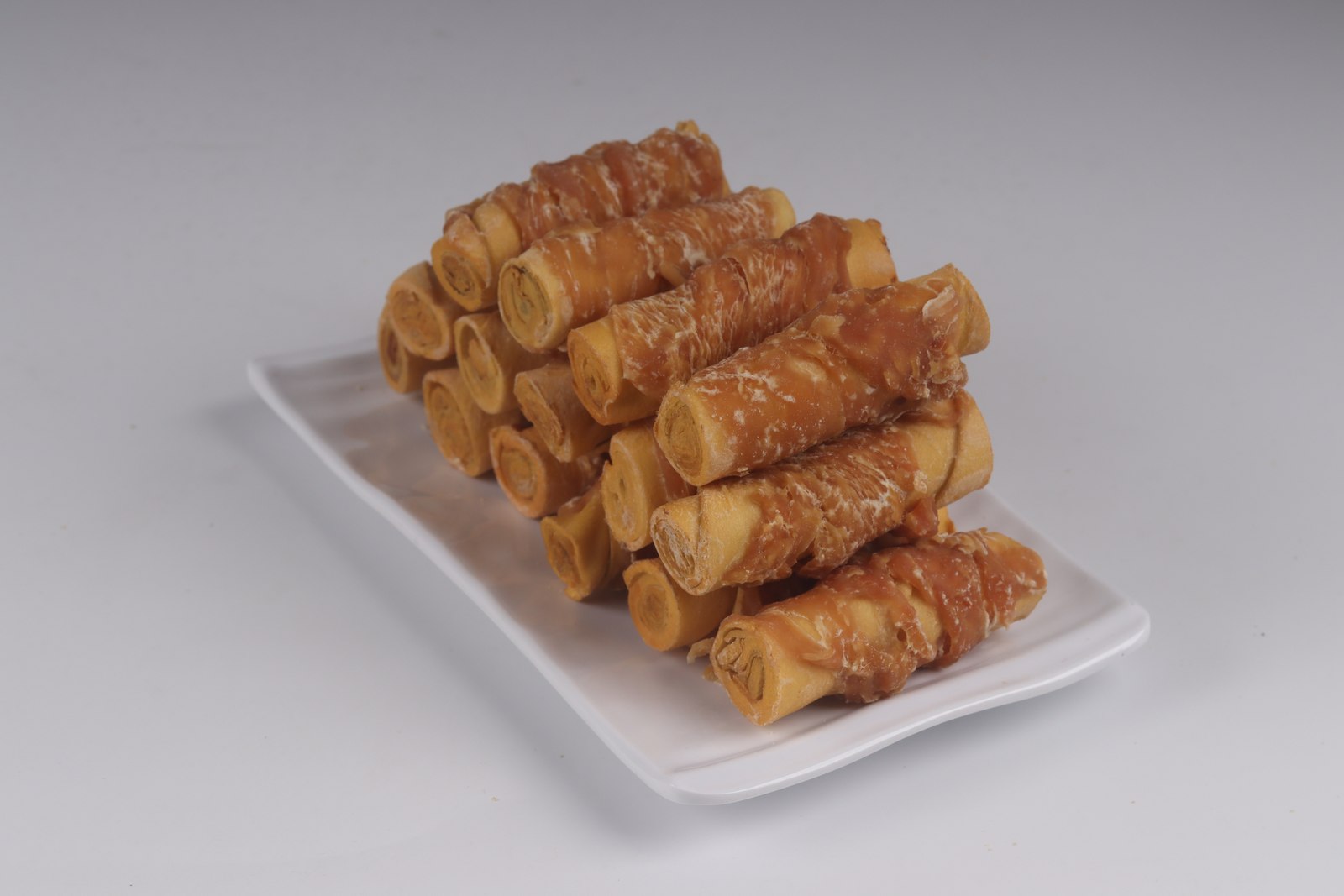 Short chicken-wrapped smoked hide roll