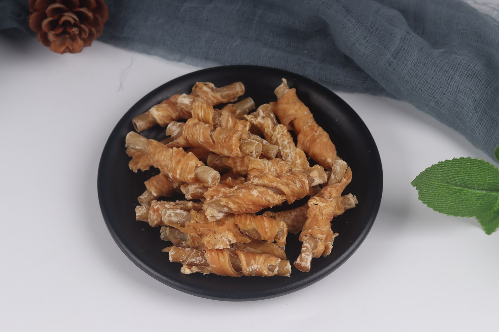 Short hide roll with chicken