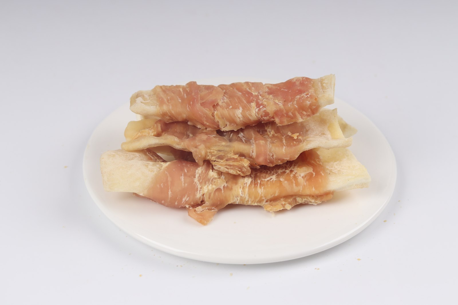 Chicken-wrapped bovine rawhide slice